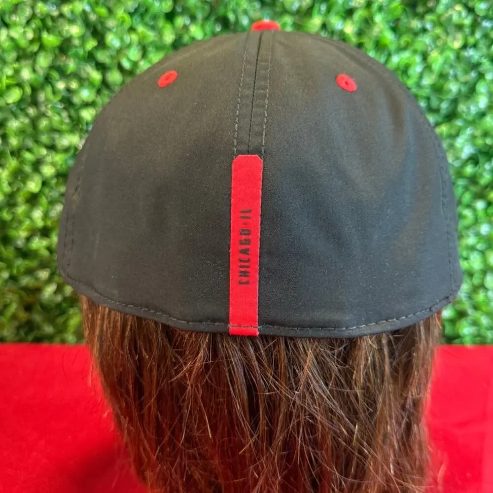 Chicago Blackhawks Hat Fanatics Black Fitted M/L Cap Embroidered Team Logo